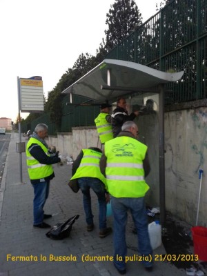 Volontari Napoli ripuliscono le pensiline (3)
