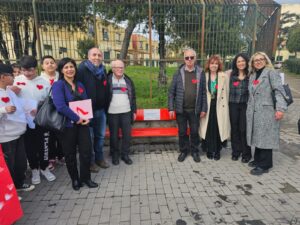 una-panchina-rossa-alla-scuola-radice-sanzio-ammaturo-di-napoli