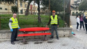 una-panchina-rossa-alla-scuola-radice-sanzio-ammaturo-di-napoli