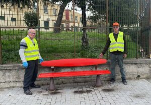 una-panchina-rossa-alla-scuola-radice-sanzio-ammaturo-di-napoli